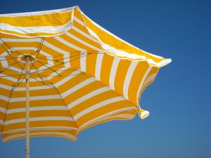 People who sit in the shade or wear protective clothing have a 30% lower risk of sunburn. (Photo: Friederike Graf)